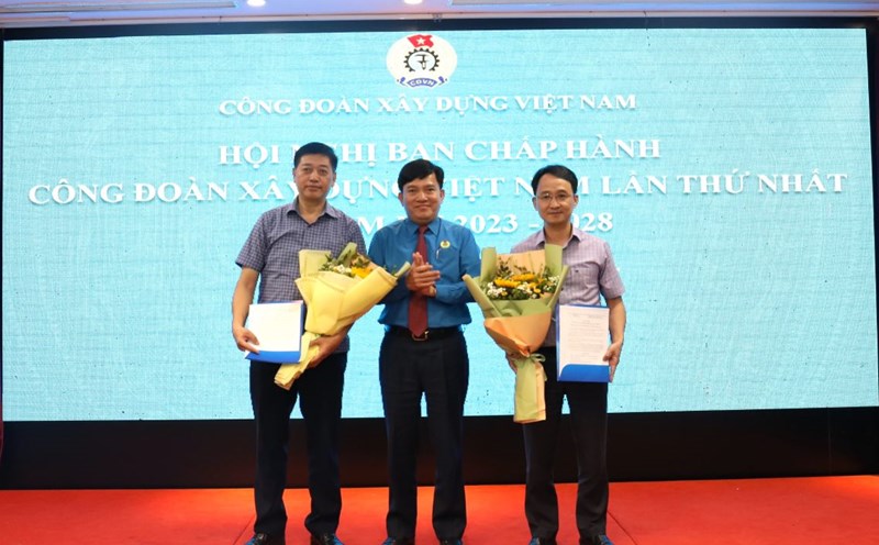 Vice President of the Vietnam General Confederation of Labor Nguyen Xuan Hung presented the decision to retire early to the two former Vice Presidents of the Vietnam Construction Trade Union. Photo: Manh Tung