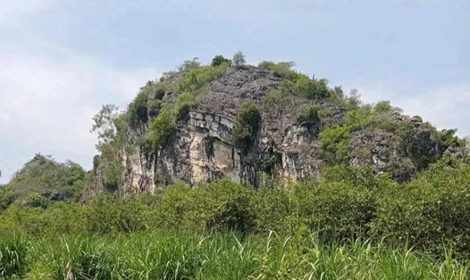 Lèn Chùa, xã Nghĩa Thành, huyện Nghĩa Đàn (Nghệ An), nơi phát hiện 18 hộp sọ nghi của người Việt cổ. Ảnh: Ngọc Anh