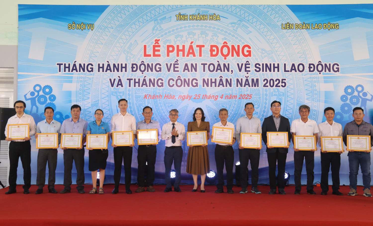 Lanh dao So Noi vu trao giay khen cua Cuc Viec lam cho tap the, ca nhan da co nhieu thanh tich trong cong tac ATVSLD nam 2024. Anh: Phuong Linh