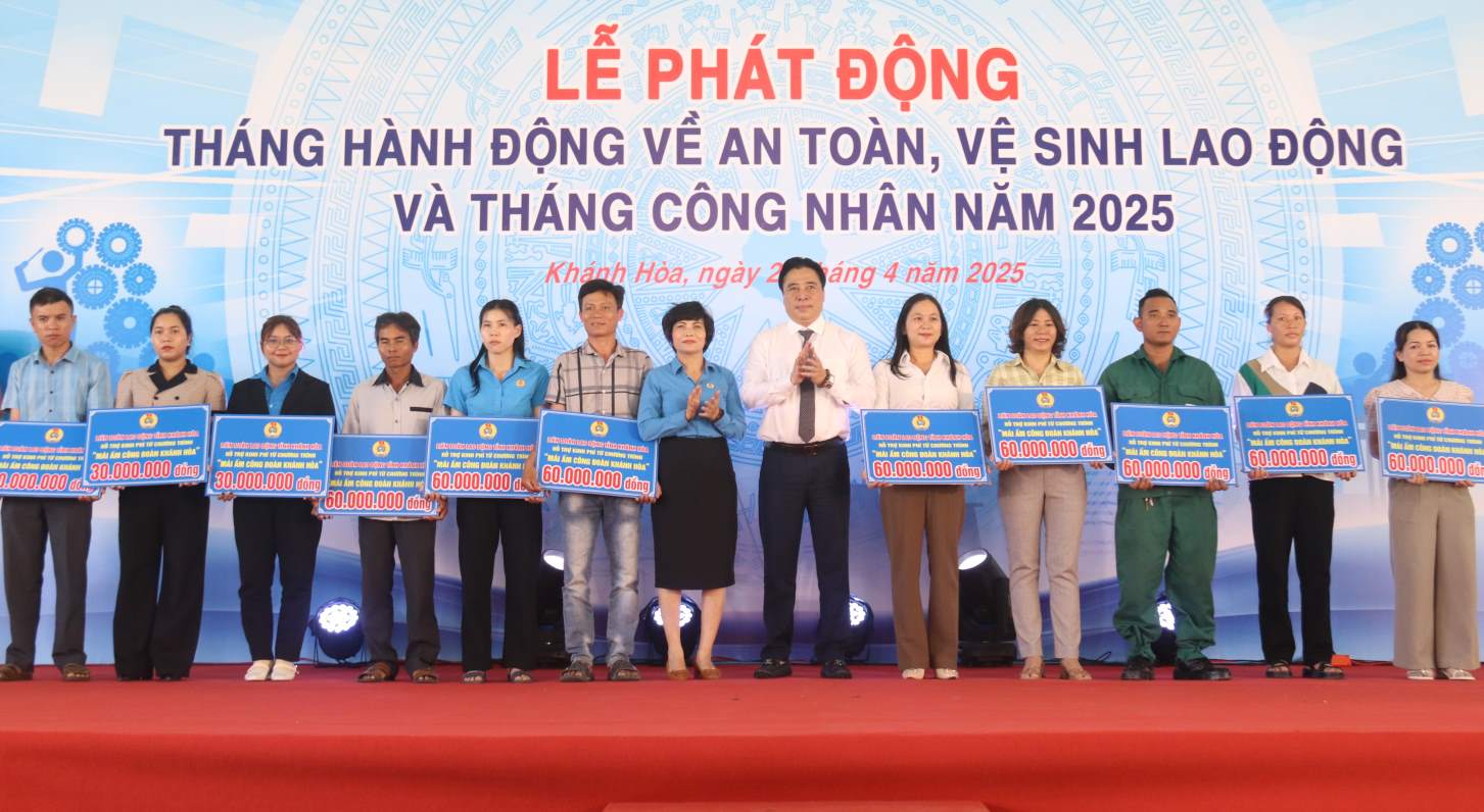 Lanh dao LDLD tinh Khanh Hoa trao kinh phi ho tro doan vien kho khan ve nha o xay nha Mai am Cong doan. Anh: Phuong Linh
