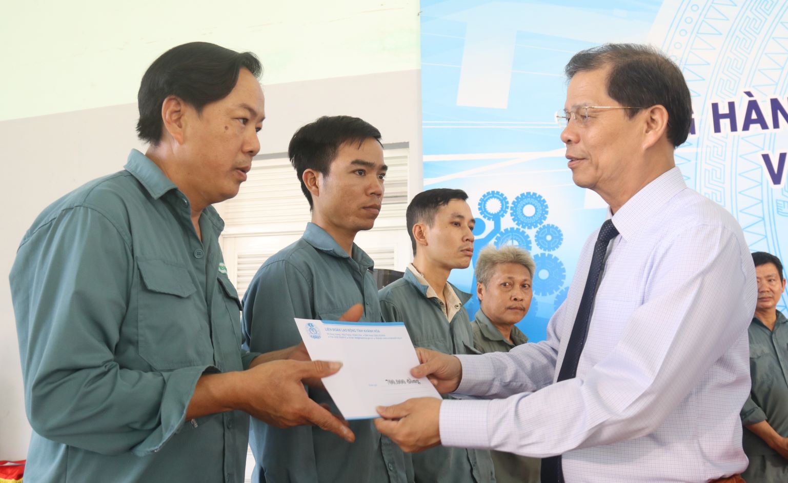 The Chairman of Khanh Hoa Provincial People's Committee presented gifts for Workers' Month to support union members and directed all levels to strengthen and improve working conditions for workers. Photo: Phuong Linh