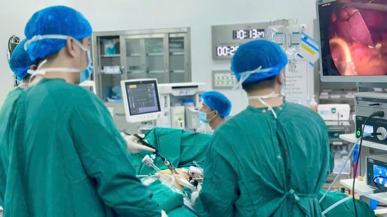 Los medicos que operan tumores en pacientes. Imagen de la ciudad de Qingdao