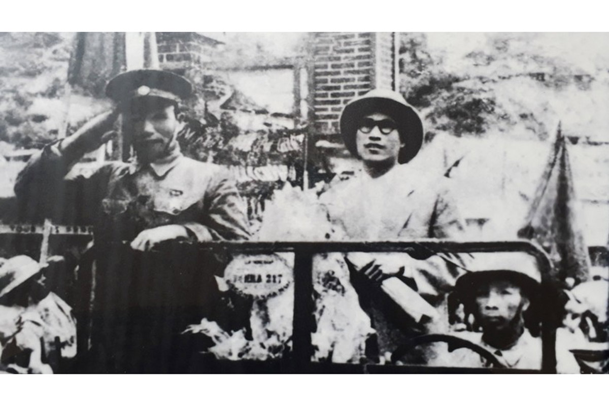 Ong Nguyen Ngoc Dam (ben trai), Pho Chu tich Uy ban Quan chinh Hon Gai tien vao tiep quan Hon Gai ngay 25/4/1955.