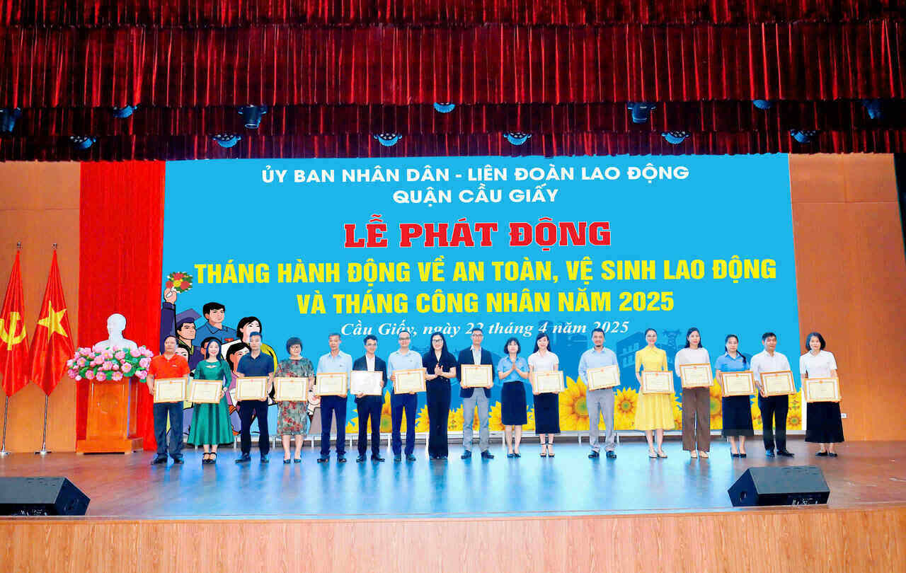 The launching ceremony of Workers' Month and Month of Action on Occupational Safety and Health was organized by the Cau Giay District Labor Federation in coordination with the District People's Committee. Photo: Lam Anh