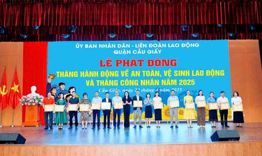 Lễ phát động Tháng Công nhân và Tháng hành động về an toàn vệ sinh lao động do LĐLĐ quận Cầu Giấy phối hợp UBND quận tổ chức. Ảnh: Lâm Anh