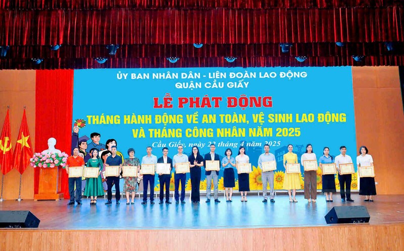 The launching ceremony of Workers' Month and Month of Action on Occupational Safety and Health was organized by the Cau Giay District Labor Federation in coordination with the District People's Committee. Photo: Lam Anh