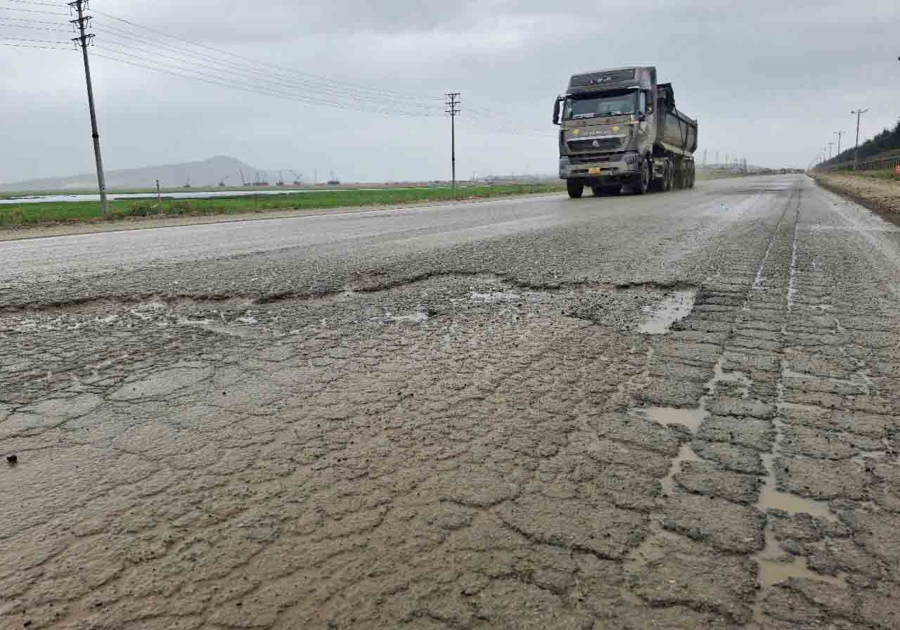 Mat duong nut mai rua va bong tung mang nham nho. Anh: Tran Tuan.