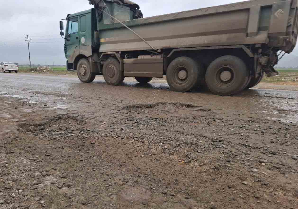 El camion de trafico continuo ha arrasado la via arterial desde la carretera 1A hasta el puerto de Son Yang. Imagen de la ciudad de Chan Tuen.