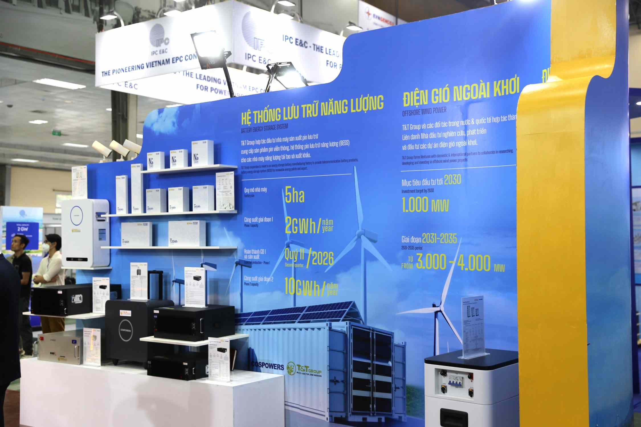 Gian hàng của T&T Group trưng bày mô hình sản phẩm pin lưu trữ năng lượng mới với tế bào pin ứng dụng công nghệ hiện đại, đáp ứng nhu cầu lưu trữ năng lượng quy mô lớn. Ảnh: T&T
