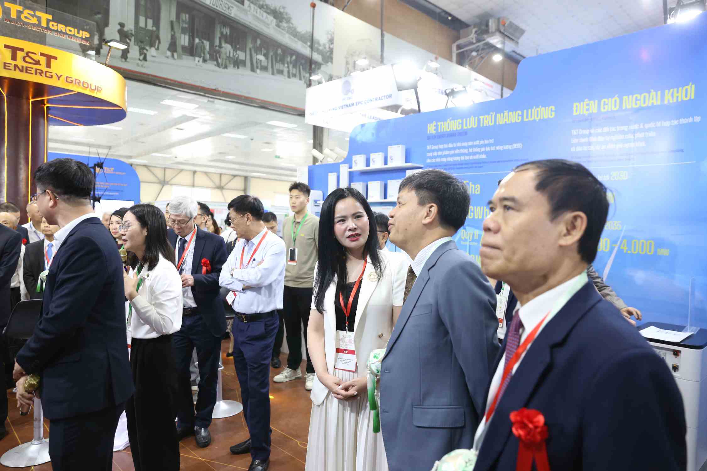 Ong Ta Dinh Thi, Pho Chu nhiem Uy ban Khoa hoc, Cong nghe va Moi truong cua Quoc hoi (thu hai tu phai sang) cung Lanh dao cac Bo/Nganh Viet Nam va Trung Quoc tham quan gian hang cua T&T Group. Anh: T&T Group