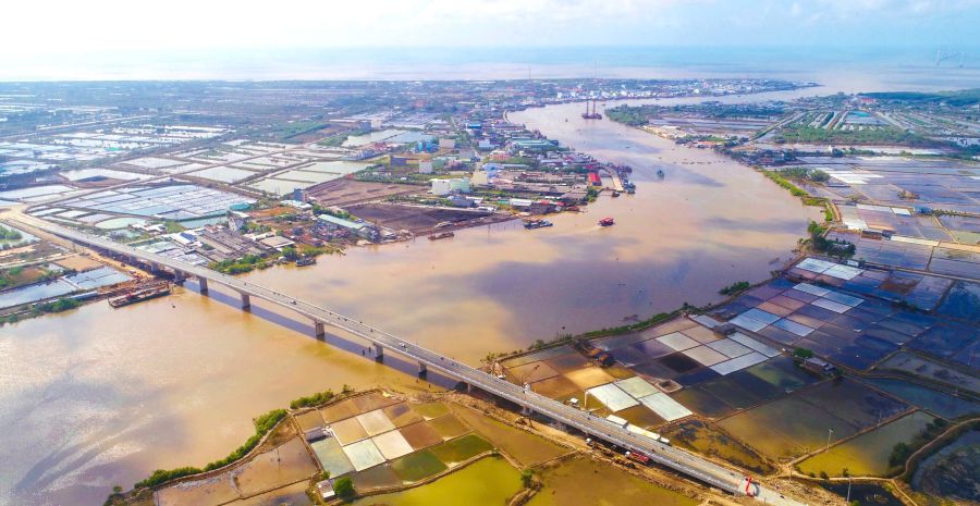 Ganh Hao Bridge connects the two banks of Dong Hai (Bac Lieu province) and Dam Doi (Ca Mau province). Photo: Phan Thanh Cuong
