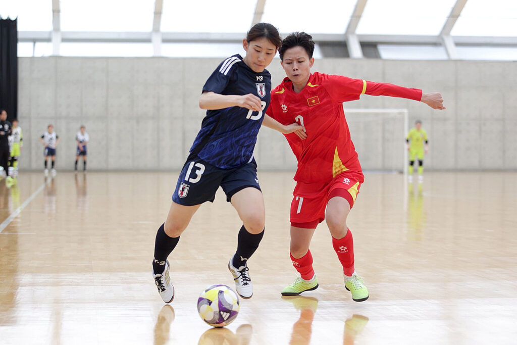 La seleccion femenina de futsal de Vietnam (capa roja) tuvo un partido beneficioso con Japon. Imagen de la VFF