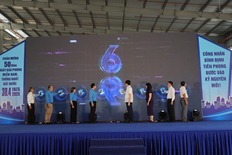 Leaders of the Provincial People's Committee, the Binh Dinh Provincial Federation of Labor and enterprises participated in the Launching Ceremony of Workers' Month 2025. Photo: Binh Dinh Trade Union