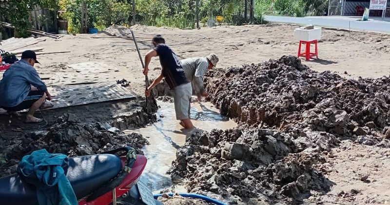Water supply station staff repaired broken water pipes. Photo: Hoang Loc