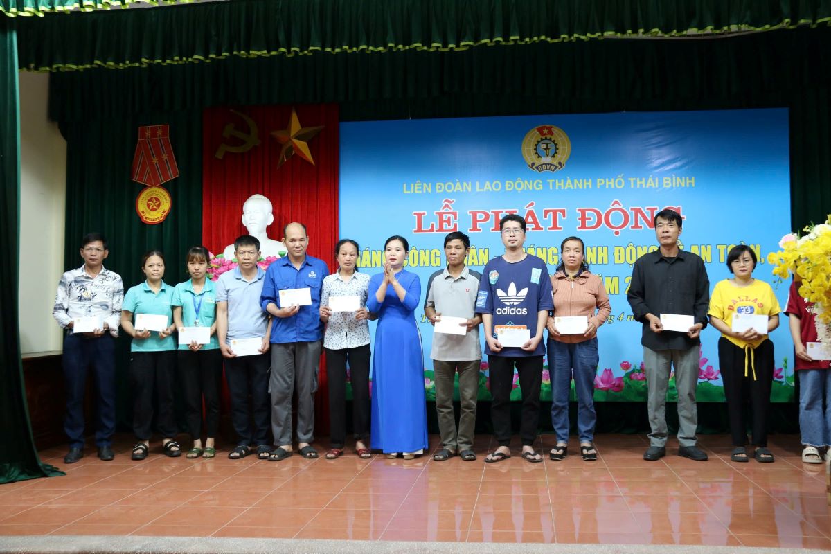 El presidente de la Asociacion de Trabajadores de la Republica Popular de Tailandia, Taiping Fei Thi Thanh Huyen, entrego regalos y animo a los trabajadores. Imagen de la ciudad de Ba Man