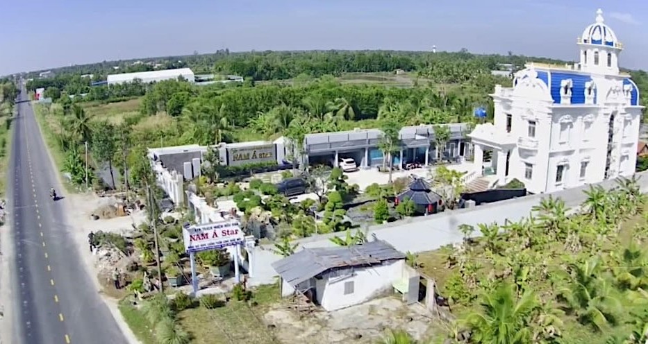 Căn biệt thự được cho là “đẹp nhất Cà Mau” xây dựng trên đất nuôi trồng thủy sản. Ảnh: Nhật Hồ