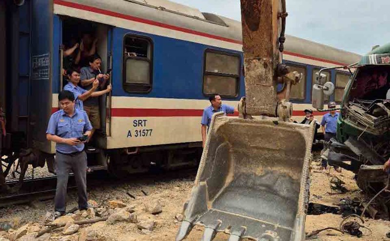 Scene of the train accident that hit a truck in Duc Lien commune. Photo: Lien Duc
