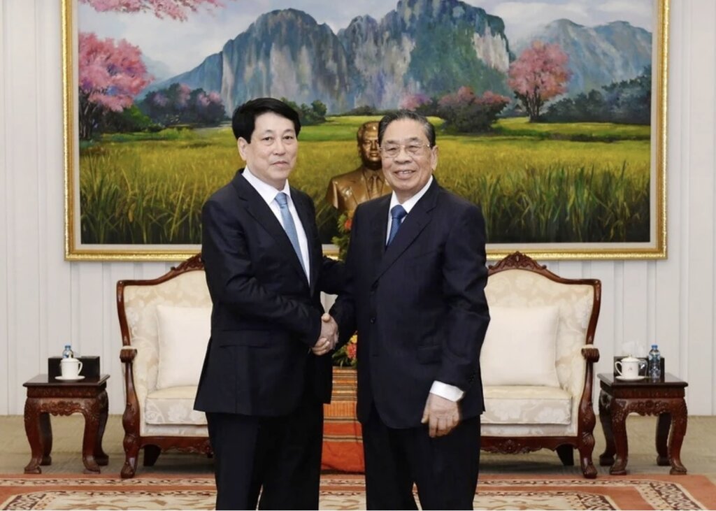 Politburo member and President Luong Cuong visited former General Secretary and President of Laos Choummaly Sayasone. Photo: VNA