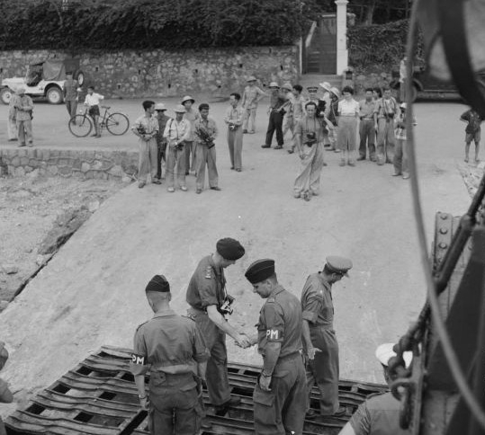 Các phóng viên Việt Nam chứng kiến các đơn vị lính Pháp rút xuống tàu rời khỏi Hòn Gai. Ảnh: Trung tâm Truyền thông tỉnh Quảng Ninh