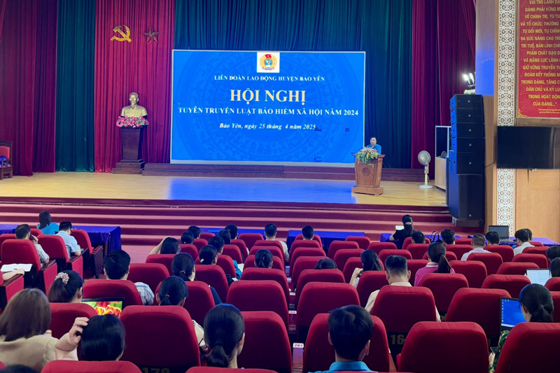 The propaganda session of the Bao Yen District Trade Union (Lao Cai) helped to disseminate social insurance policies to union members in the area. Photo: Thu Diu