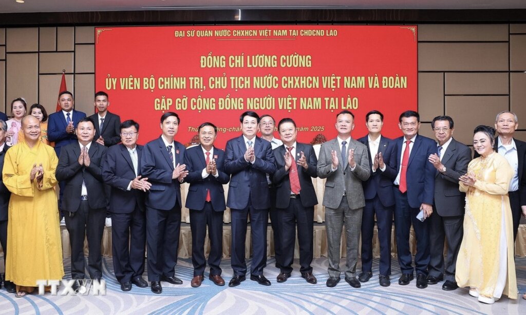 Politburo member and President Luong Cuong during a meeting with representatives of associations, businessmen, intellectuals and the Vietnamese community in Laos. Photo: VNA