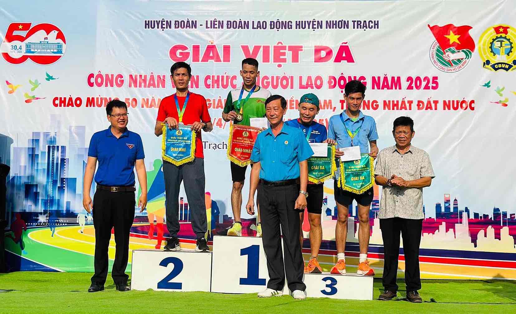 Awarding prizes to athletes participating in the Vietnamese cross-country race for workers, civil servants and laborers in 2025. Photo: Nhon Trach District Labor Federation