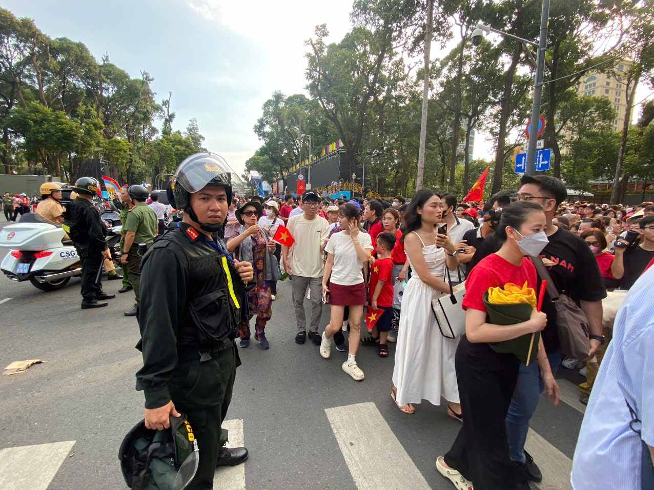 People flocked to Le Duan Street (District 1, Ho Chi Minh City) to see the preliminary showing of the parades. Photo: Anh Tu