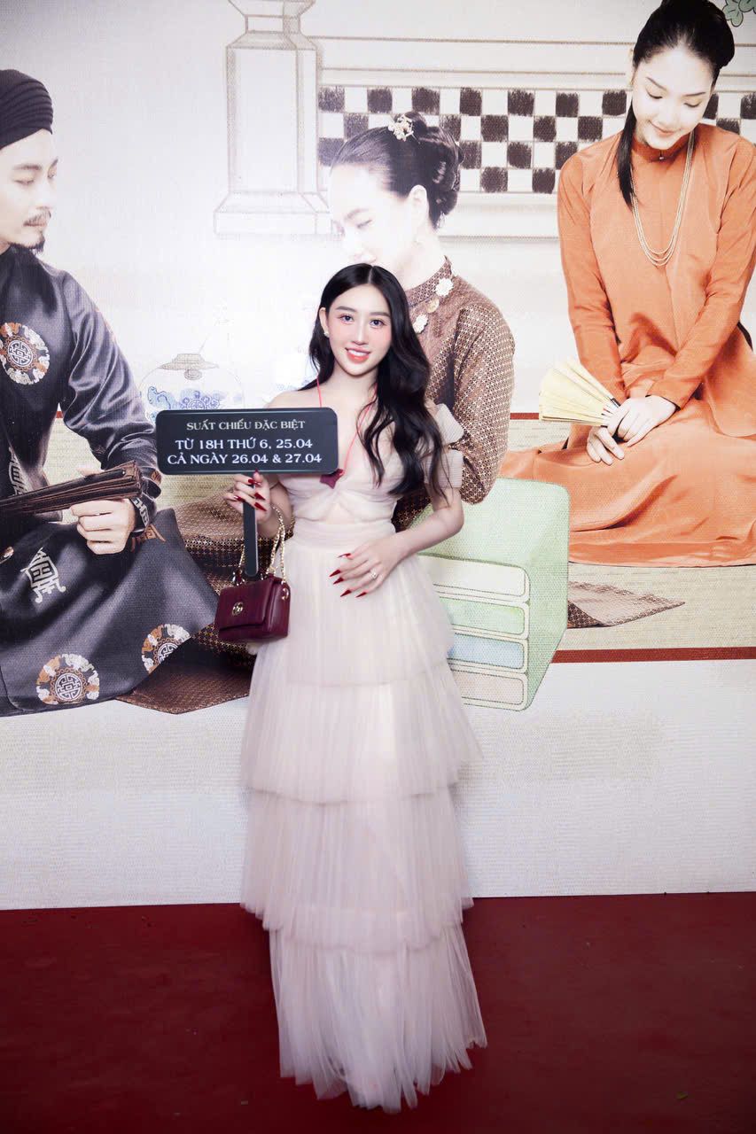 La nguoi dep kha kin tieng voi truyen thong va mang xa hoi, nhung moi lan xuat hien, Huynh Thuy Anh deu de lai dau an voi hinh anh tri thuc, yeu kieu va luon toat len khi chat dung chuan mot hoa hau hien dai. Co duy tri loi song tich cuc, lanh manh va khong ngung cong hien cho cong dong – xung dang voi niem tin yeu ma cong chung danh tang.