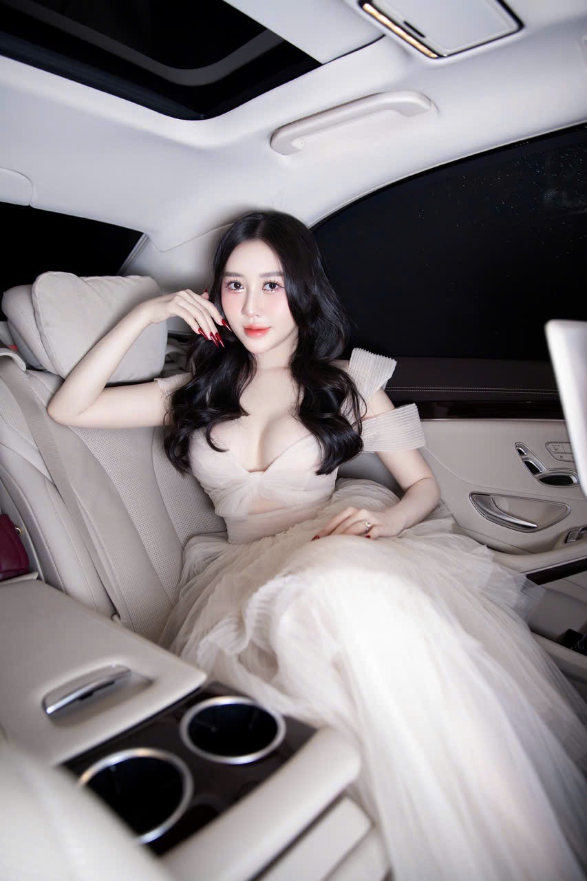 Trong su kien cua doan phim “Tham Tu Kien”, hoa hau Huynh Thuy Anh gay chu y khi gop mat. Dien bo trang phuc mang tong mau trung tinh, duoc thiet ke tinh te om nhe lay voc dang thanh thoat, Huynh Thuy Anh ghi diem tuyet doi voi phong cach thoi trang thanh lich, nhe nhang ma khong kem phan cuon hut. Ve dep diu dang pha lan than thai kieu sa giup nang hau toa sang nhu mot “nang tho” giua tham do.