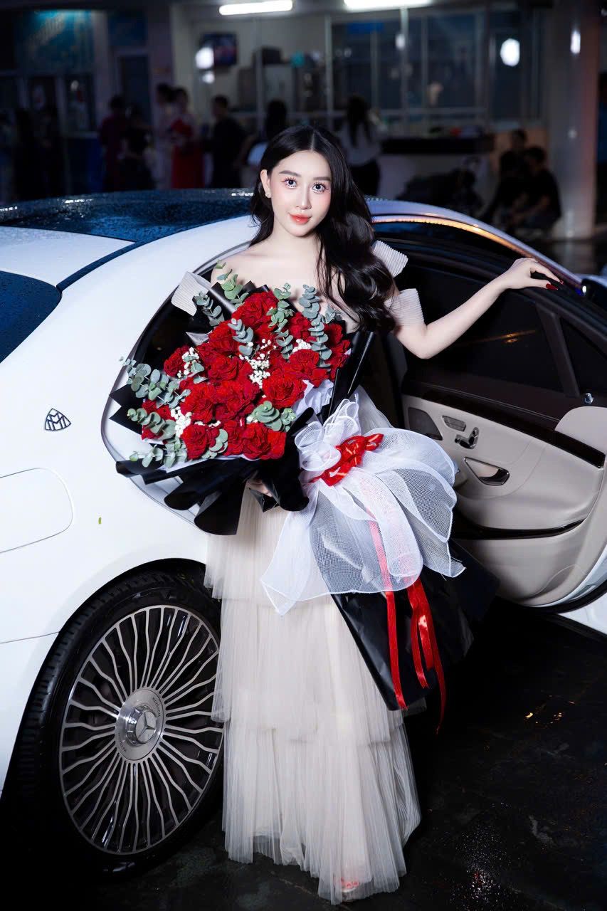 Khong chi gay an tuong bang phong cach thoi trang tinh gian day nghe thuat, Huynh Thuy Anh con khien khan gia tram tro khi tu tay lai chiec sieu xe Maybach mau trang den su kien. Mercedes-Maybach S 450 cua nang hau co gia khoang 8-9 ti dong. Xe hop van gan dong co V6 3.0L, nhung cho cong suat va mo-men xoan cao hon: cong suat cuc dai 367 ma luc va mo-men xoan 500 Nm.