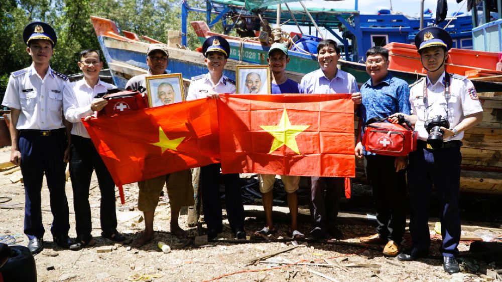 Representantes de la BTL de la Policia Maritima de la Region 4 y lideres locales ofrecieron la Bandera Nacional, la foto del Tio Ho y bolsas de medicamentos a los pescadores en la localidad de Yanghoa, distrito de Kien Luong, durante una campaña de propaganda contra la pesca ilegal. Imagen: BTL Region CSB4