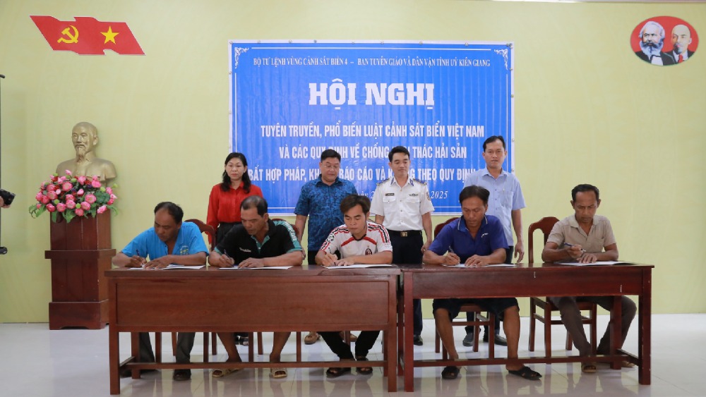 Cac chu tau, thuyen truong tau ca ky cam ket khong vi pham khai thac IUU. Anh: BTL Vung CSB4