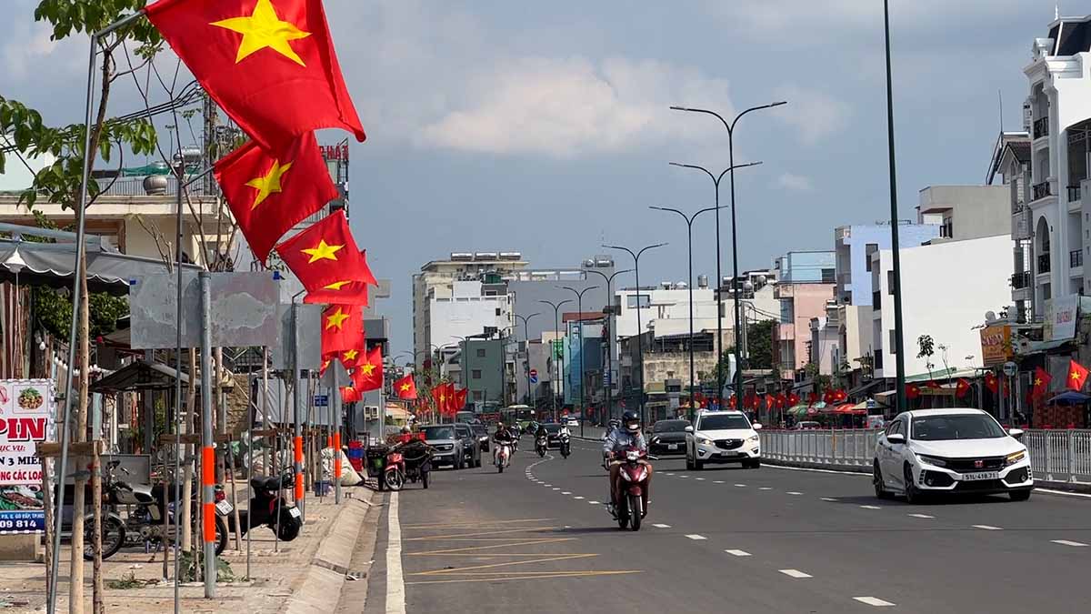El distrito de Guancheng de HCMC, en la ciudad de Guancheng, se enciende con el color rojo de las banderas, con un ambiente de alegria en la celebracion de los 50 años del Dia de la Liberacion del Sur, que unifico al pais. Foto: Como el cuello