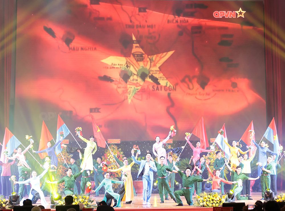 Binh Duong province celebrates the 50th anniversary of the Liberation of Thu Dau Mot province, the complete liberation of the South, and national reunification. Photo: Yen Nhi