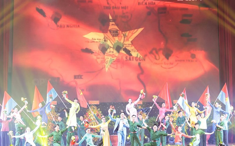 Binh Duong province celebrates the 50th anniversary of the Liberation of Thu Dau Mot province, the complete liberation of the South, and national reunification. Photo: Yen Nhi