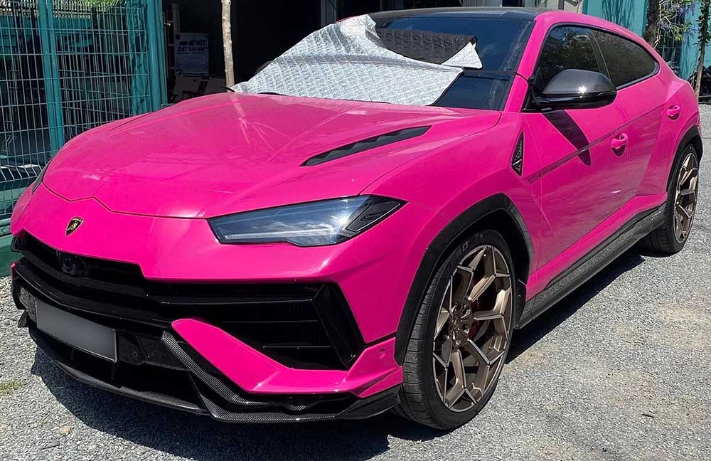 Lamborghini Urus Performante lleva el sello ganador de la subasta en la ciudad de Chiang Mai con un color rosa llamativo. Foto de Checkin Supercar, que fue lanzado en el año 2005