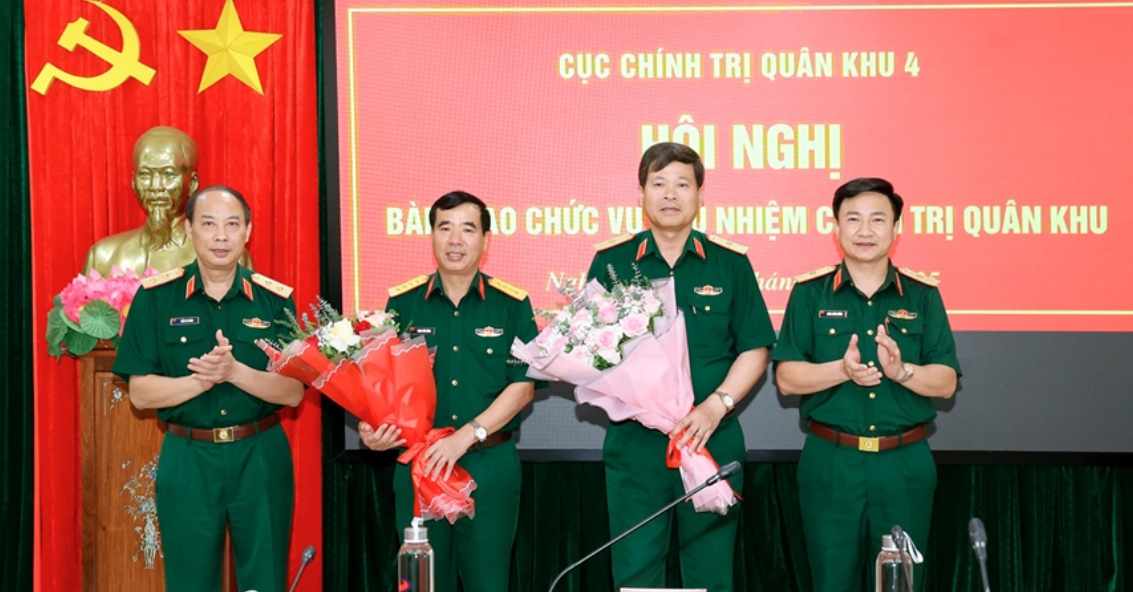Lieutenant General Tran Vo Dung - Political Commissar of Military Region 4 (far left) and Major General Doan Xuan Vuong - Deputy Political Commissar of Military Region 4 presented flowers to congratulate Major General Trinh Van Hung and Colonel Pham Van Dong. Photo: Ministry of National Defense