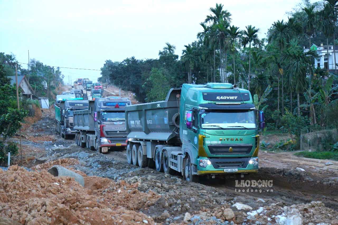 Heavy trucks carrying sand and gravel travel through Provincial Road 166. Photo: Van Duc.