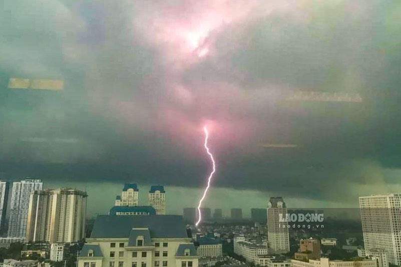 Imagenes de rayos de luz durante una lluvia torrencial en Hanoi. Imagen: Que bueno