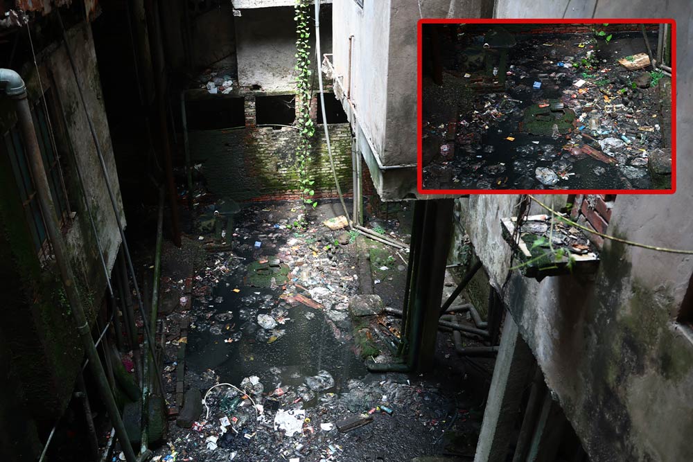 El pozo de basura de la ciudad huele a tierra en el centro de Hanoi