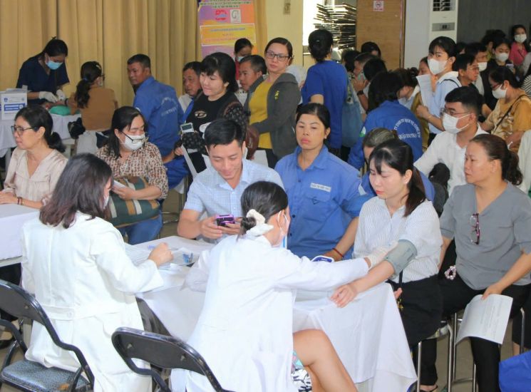 Workers are examined for free by the Binh Thanh District Labor Federation. Photo: Duc Long