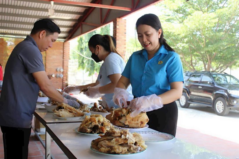Ninh Thuan Industrial Park Trade Union officials prepare a union meal for workers. Photo: Minh Hanh