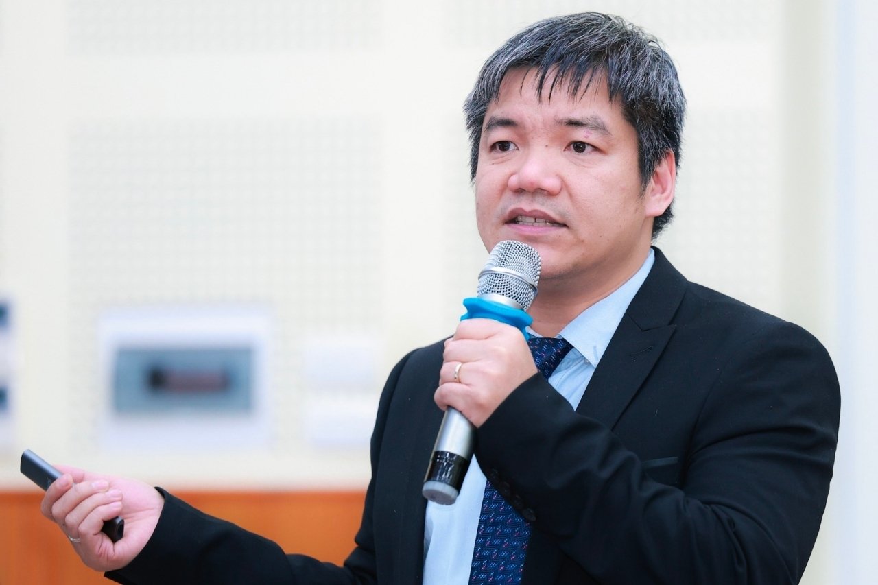 TS Nguyen Ba Hung - chuyen gia kinh te truong cua Ngan hang Chau A - ADB - trinh bay tham luan “Phat trien tin dung xanh - xu the toan cau va co hoi cho Viet Nam”. Anh: Hai Nguyen