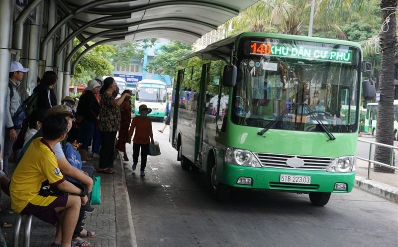 People pick up their vehicles at Saigon Bus Station (District 1, Ho Chi Minh City). Photo: Minh Quan