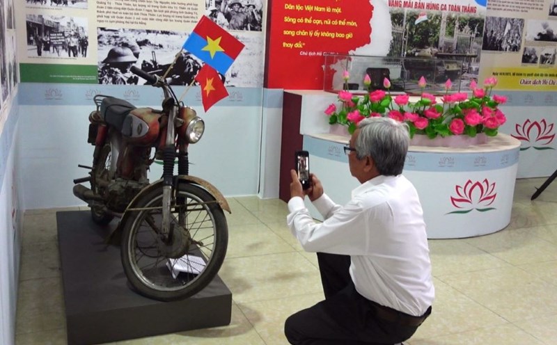 Meeting the Honda-67 of hero Vo Van Minh at the exhibition at the Military Region 5 Museum. Photo: Tran Thi