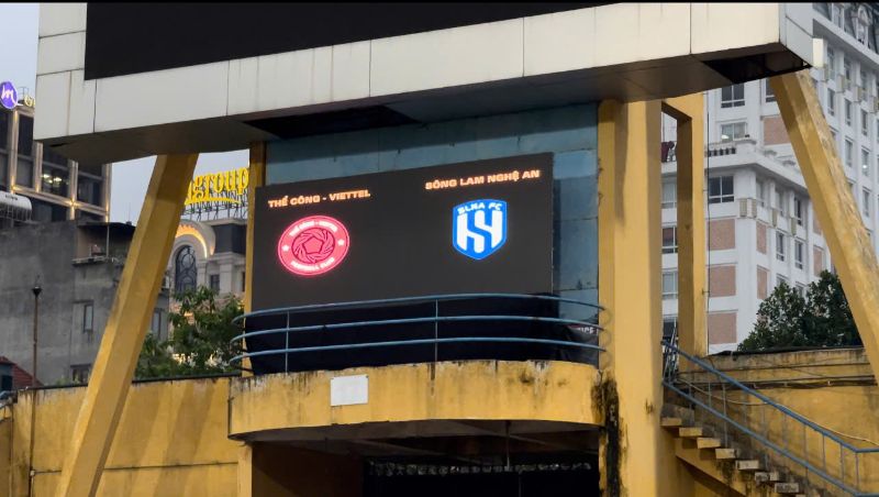 The LED screen at Hang Day Stadium was rented by The Cong Viettel in the match against Song Lam Nghe An. Photo: Hoang Hue