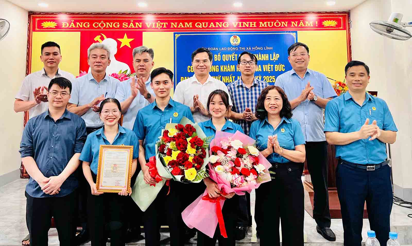 Awarding the decision to establish the grassroots trade union of Viet Duc Dental Clinic. Photo: Linh Hong.