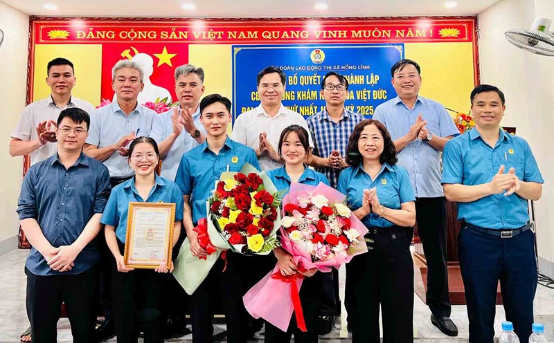 Awarding the decision to establish the grassroots trade union of Viet Duc Dental Clinic. Photo: Linh Hong.