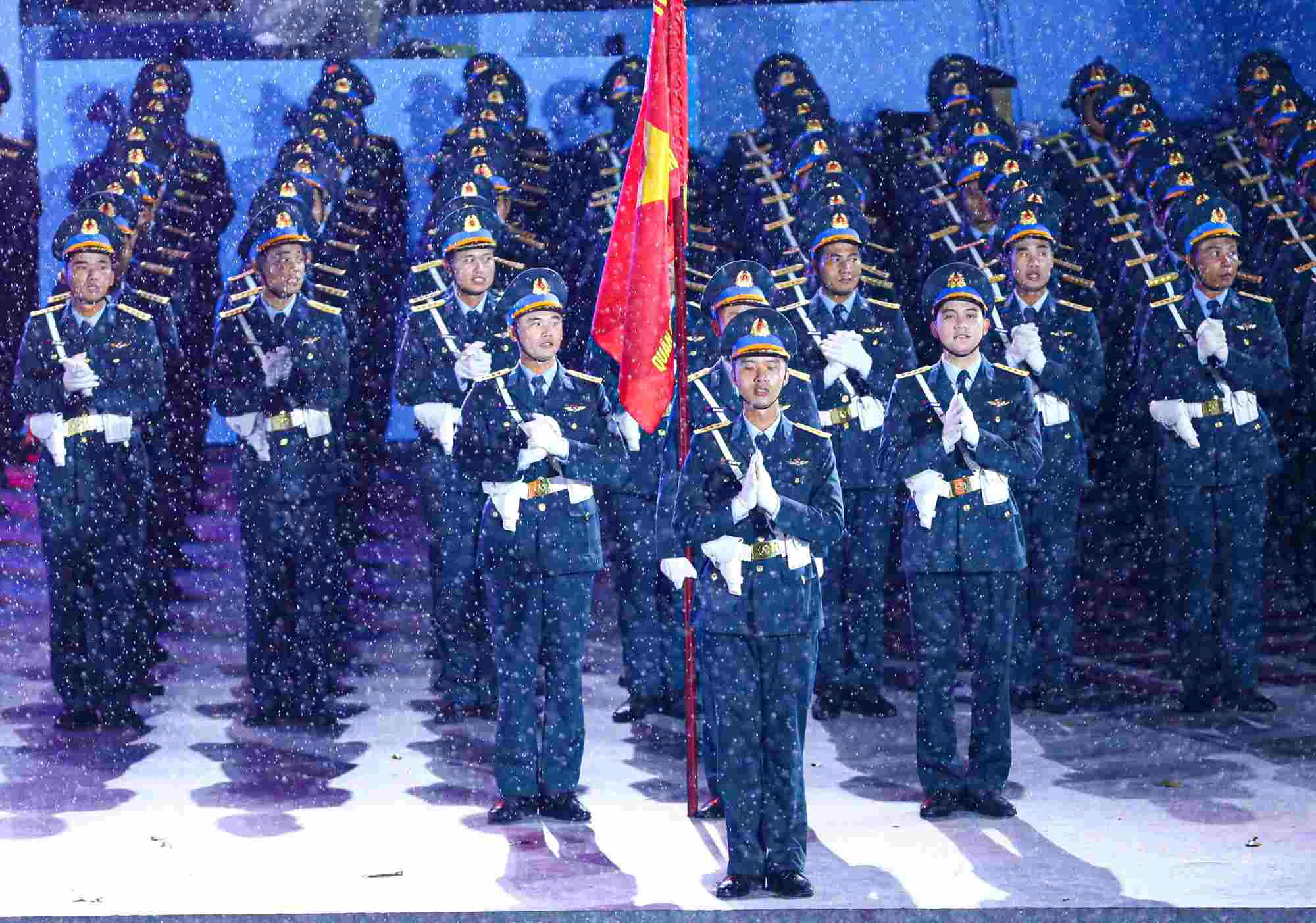 The soldiers maintained their formation despite the rain on Le Duan Street (District 1, Ho Chi Minh City). Photo: Thanh Vu