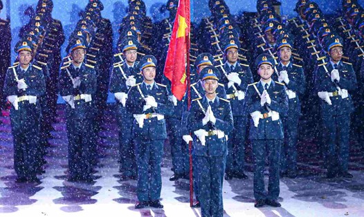 Các chiến sĩ giữ vững đội hình dù trời đổ mưa trên đường Lê Duẩn (Quận 1, TPHCM).  Ảnh: Thanh Vũ
